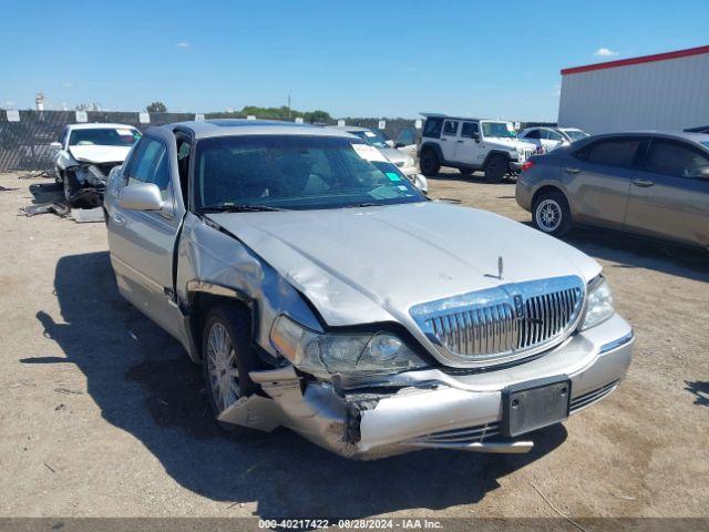  Salvage Lincoln Towncar