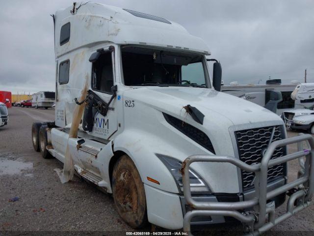  Salvage Volvo Vnl