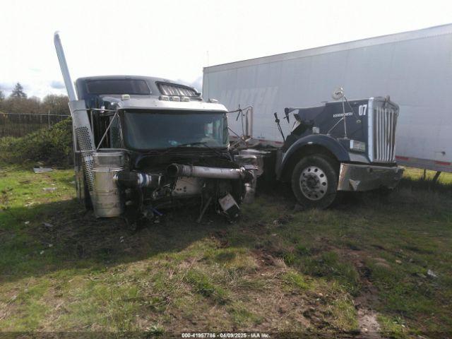  Salvage Kenworth W900