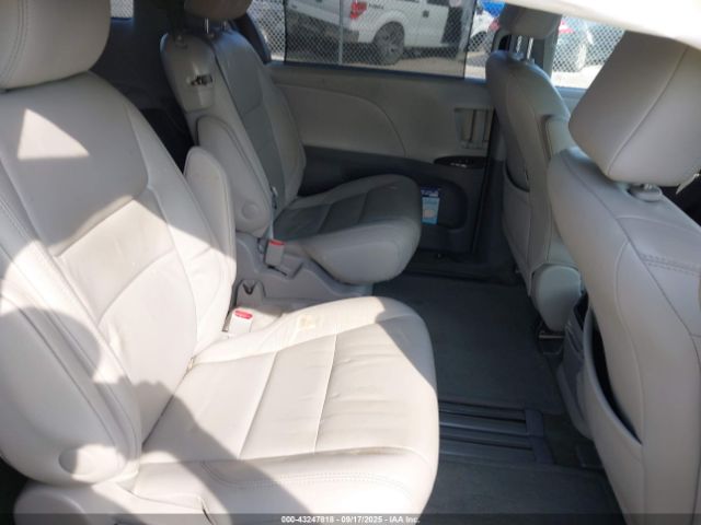 Toyota Sienna Xle 8 Passenger Image 3