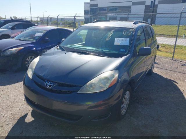 Toyota Sienna Le Image 10