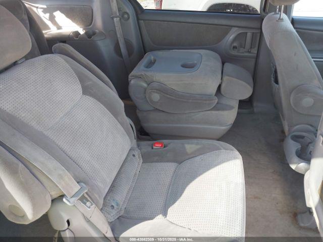 Toyota Sienna Le Image 2