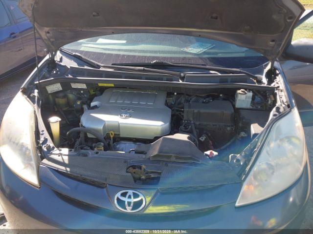 Toyota Sienna Le Image 8