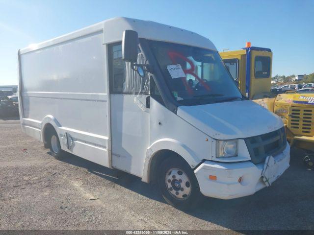  Salvage Isuzu Commercial Van