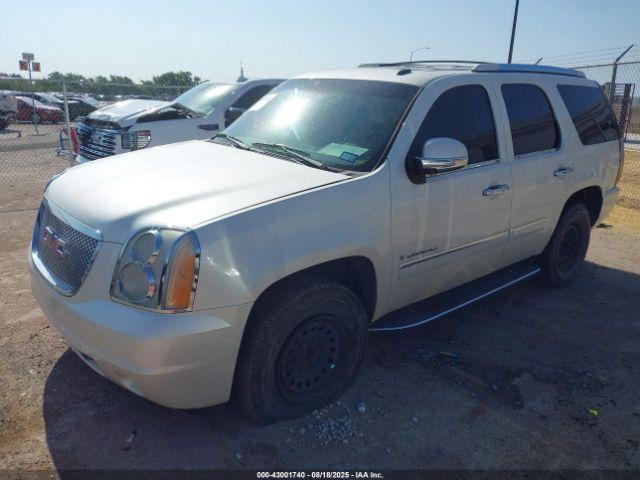 GMC Yukon Denali Image 12