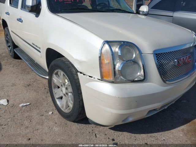 GMC Yukon Denali Image 3