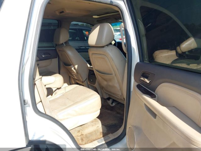 GMC Yukon Denali Image 4