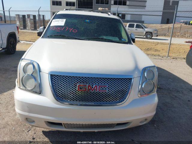 GMC Yukon Denali Image 16