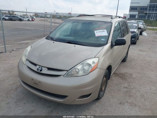 Toyota Sienna Le Image 2