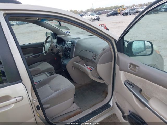 Toyota Sienna Le Image 5