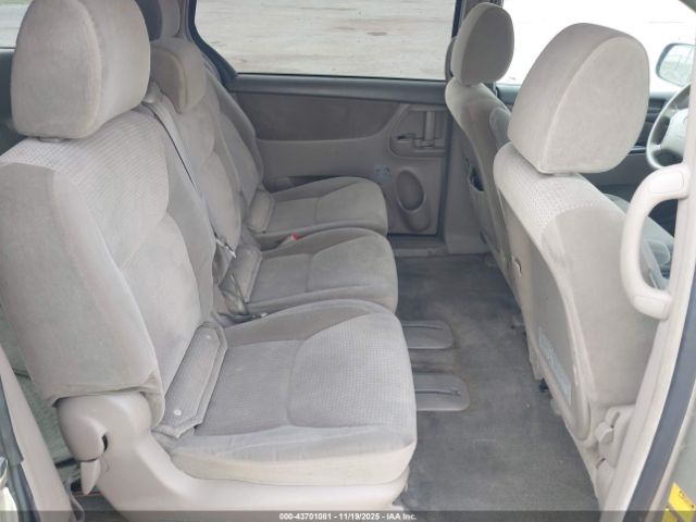 Toyota Sienna Le Image 9