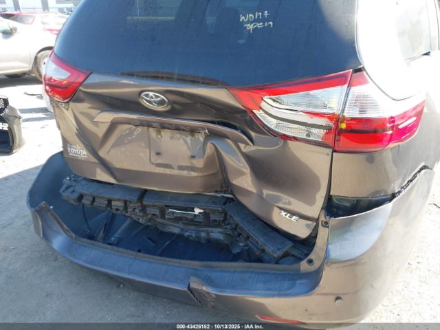 Toyota Sienna Xle Premium 8 Passenger Image 3