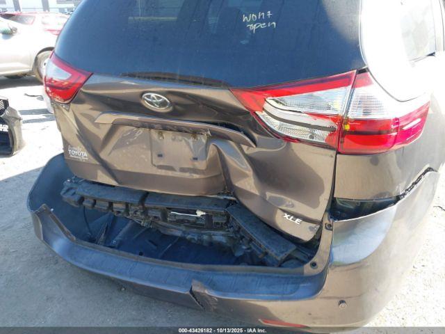 Toyota Sienna Xle Premium 8 Passenger Image 3