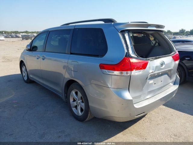 Toyota Sienna Le V6 Image 10