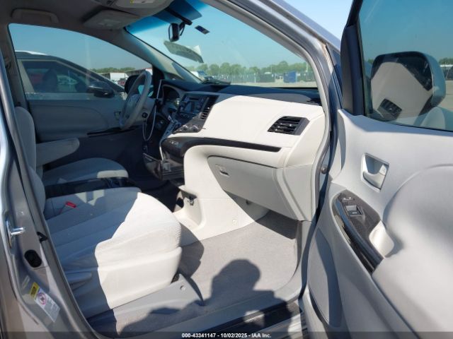 Toyota Sienna Le V6 Image 6