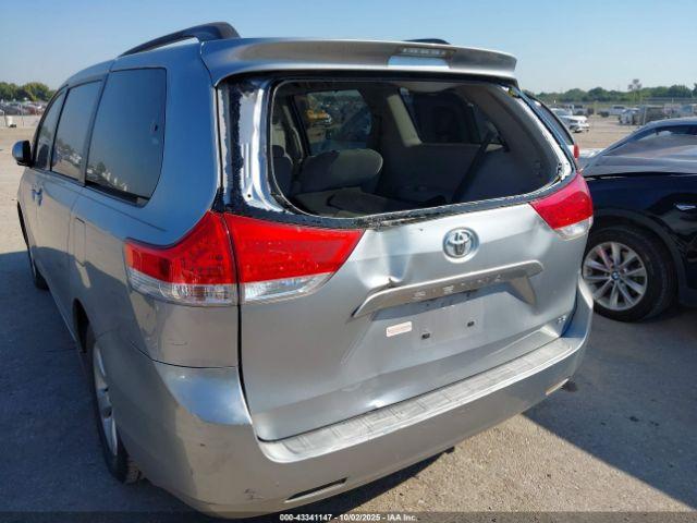 Toyota Sienna Le V6 Image 2