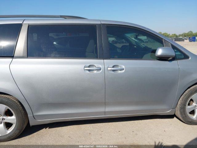 Toyota Sienna Le V6 Image 15