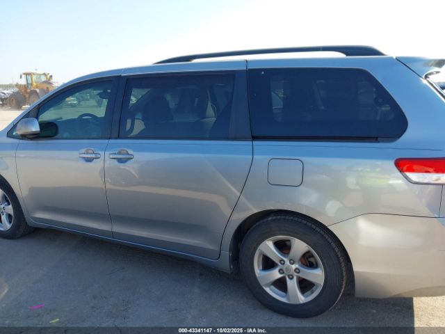Toyota Sienna Le V6 Image 4