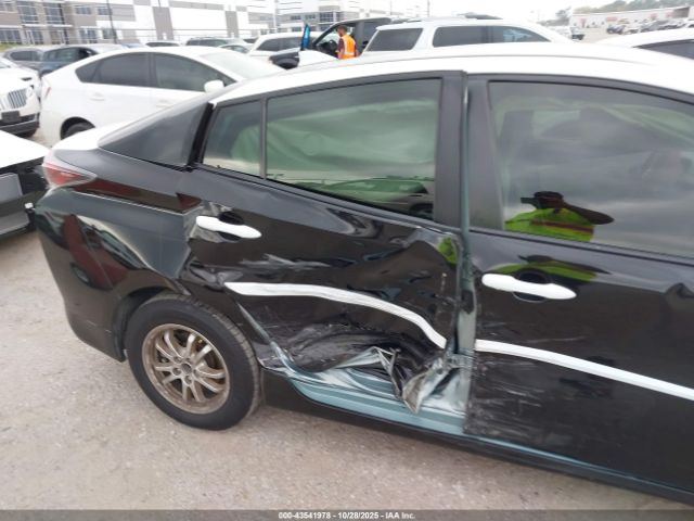 Toyota Prius Two Image 13