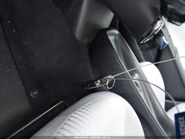 Toyota Prius Two Image 12