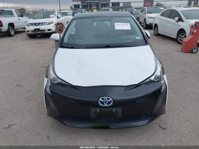 Toyota Prius Two Image 11