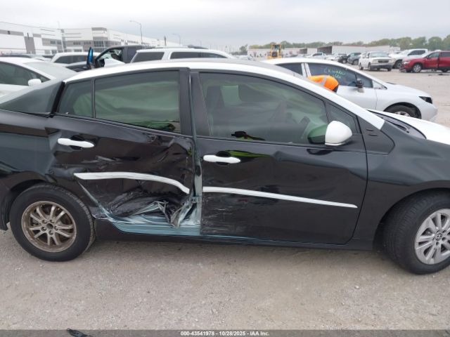 Toyota Prius Two Image 3