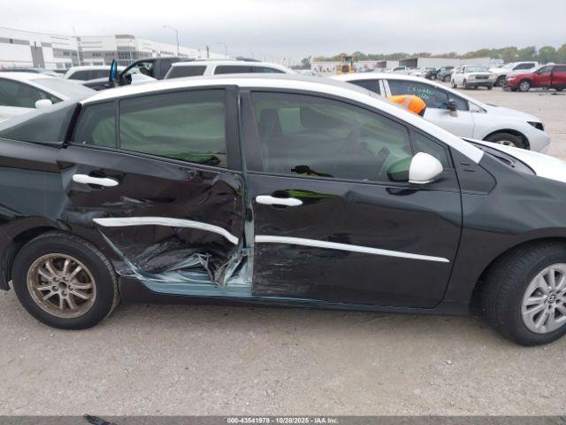 Toyota Prius Two Image 3