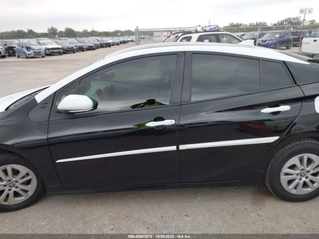 Toyota Prius Two Image 9