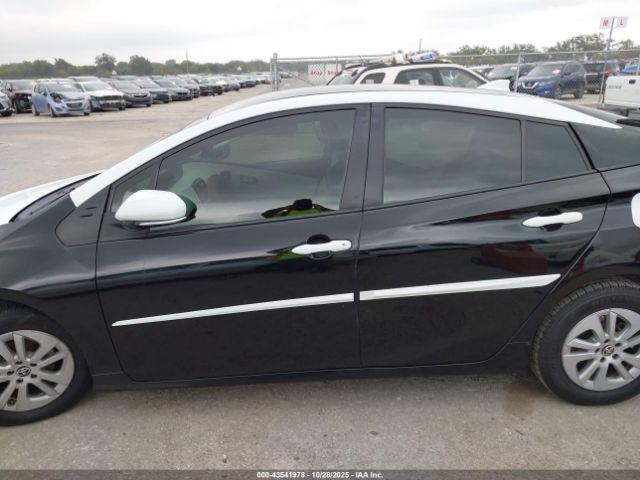 Toyota Prius Two Image 9