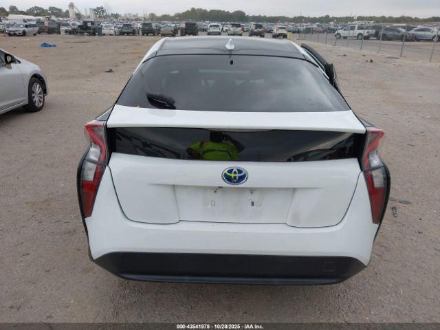 Toyota Prius Two Image 10