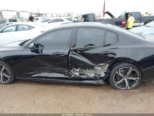 Volvo S60 B5 Plus Dark Theme Image 2