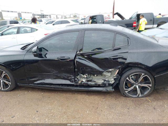 Volvo S60 B5 Plus Dark Theme Image 2