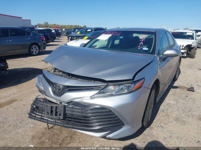 Toyota Camry Le Image 15