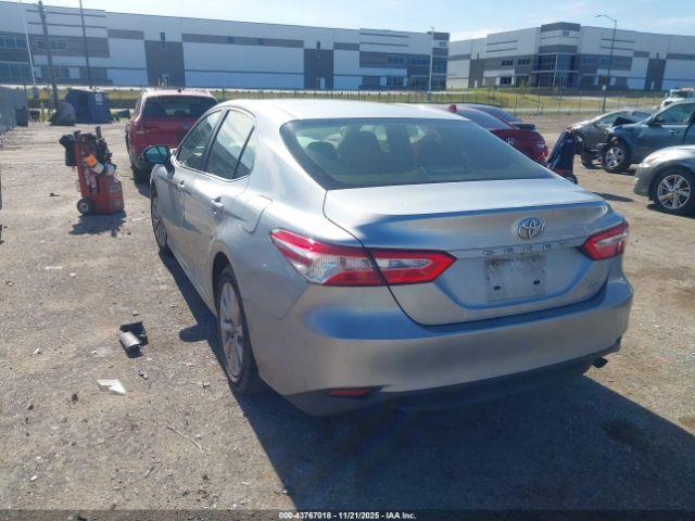 Toyota Camry Le Image 16