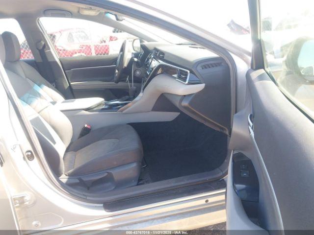 Toyota Camry Le Image 6