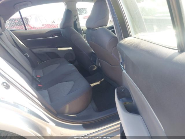 Toyota Camry Le Image 12