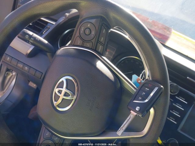 Toyota Camry Le Image 5