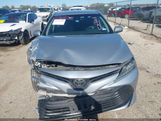 Toyota Camry Le Image 8