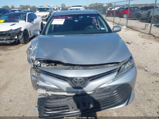 Toyota Camry Le Image 8