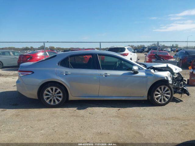 Toyota Camry Le Image 11