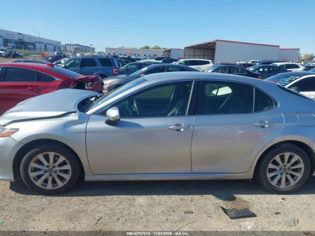 Toyota Camry Le Image 13