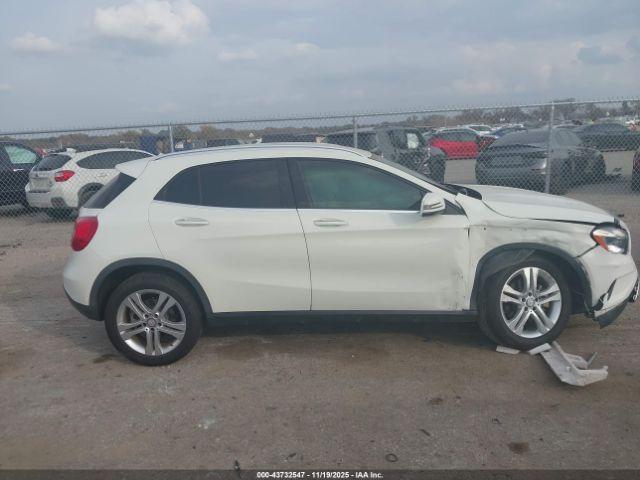 Mercedes-Benz GLA 4matic Image 14