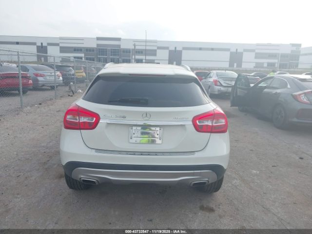 Mercedes-Benz GLA 4matic Image 9