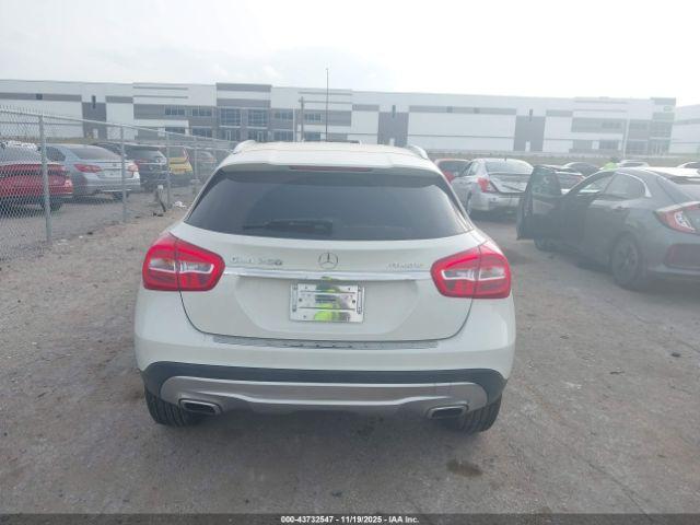 Mercedes-Benz GLA 4matic Image 9