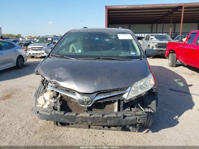 Toyota Sienna Xle 8 Passenger Image 2