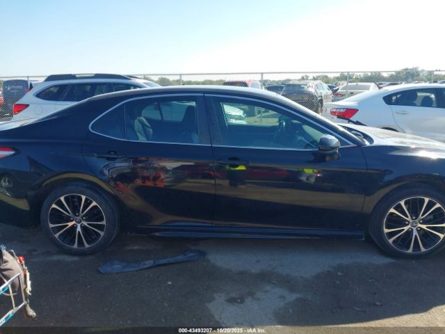 Toyota Camry Se Image 9