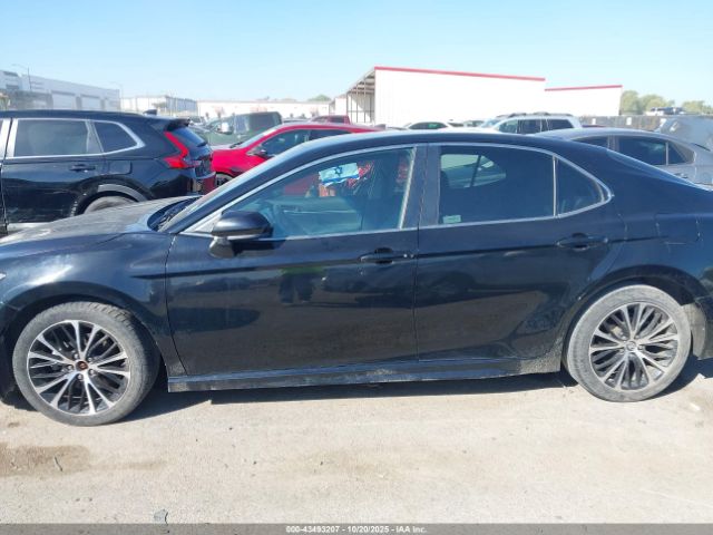 Toyota Camry Se Image 11