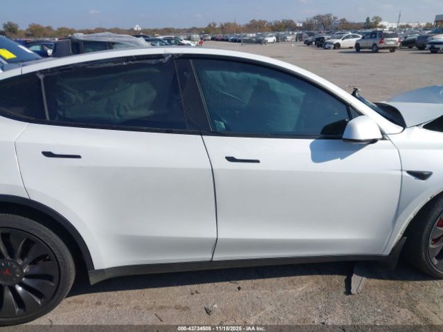 Tesla Model Y Performance Dual Motor All-wheel Drive Image 14