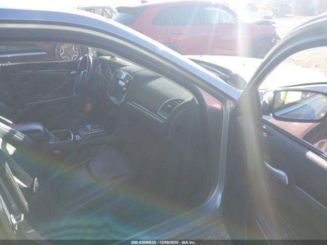 Chrysler 300 Limited Image 5