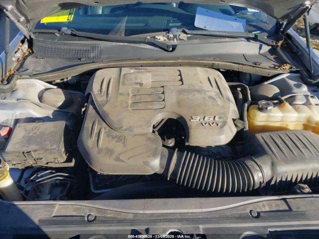 Chrysler 300 Limited Image 8